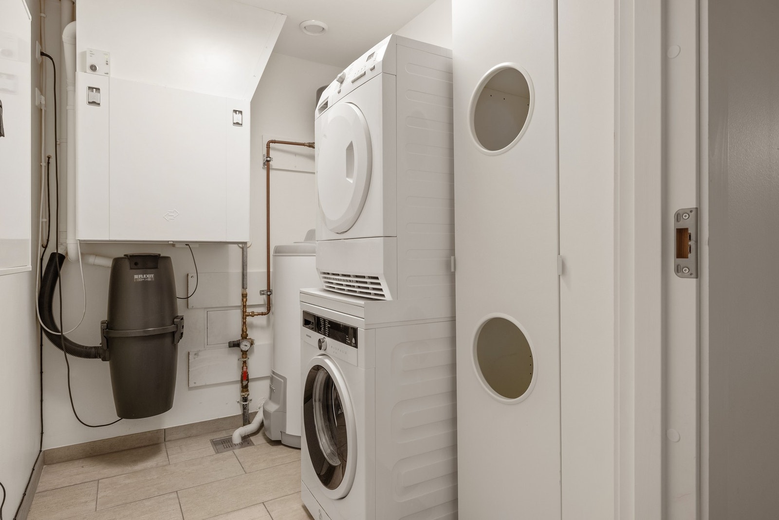 Det praktiske vaskerommet ligger også til i denne etasjen og måles til 4,1 kvm. Her er det flislagt på gulv og malt platekledning på vegg. Galleribilde