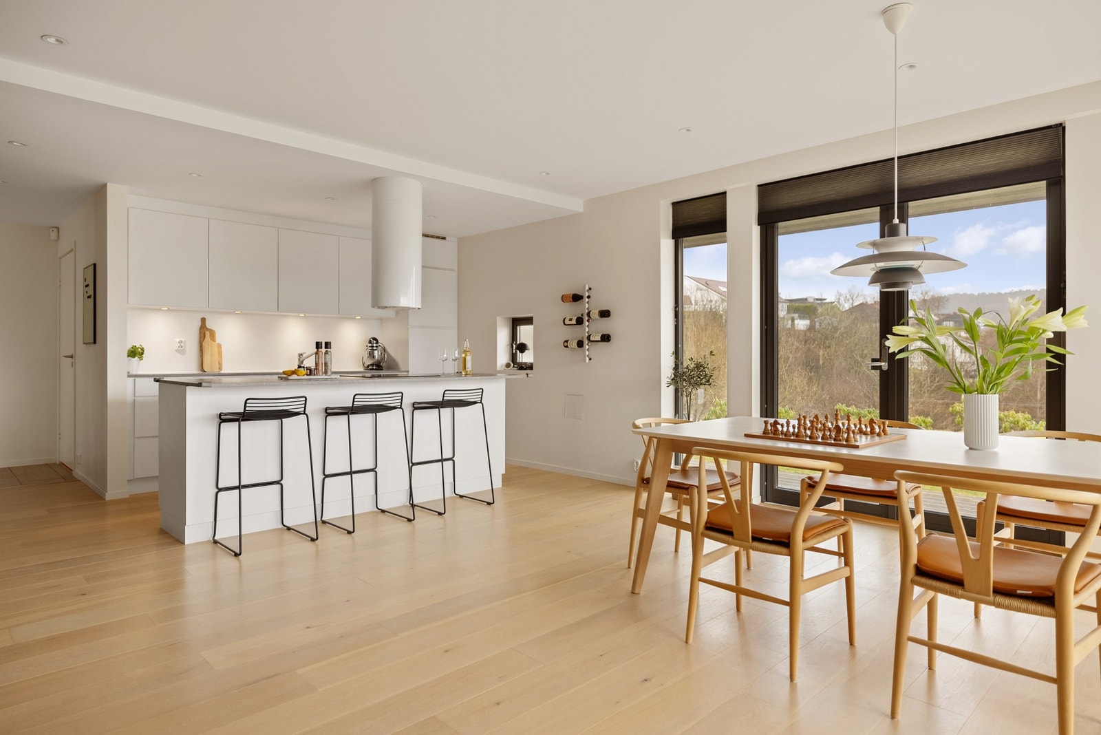 Det er en svært familievennlig planløsning med blant annet to bad, to stuer, vaskerom og alle soverom på ett plan. Galleribilde