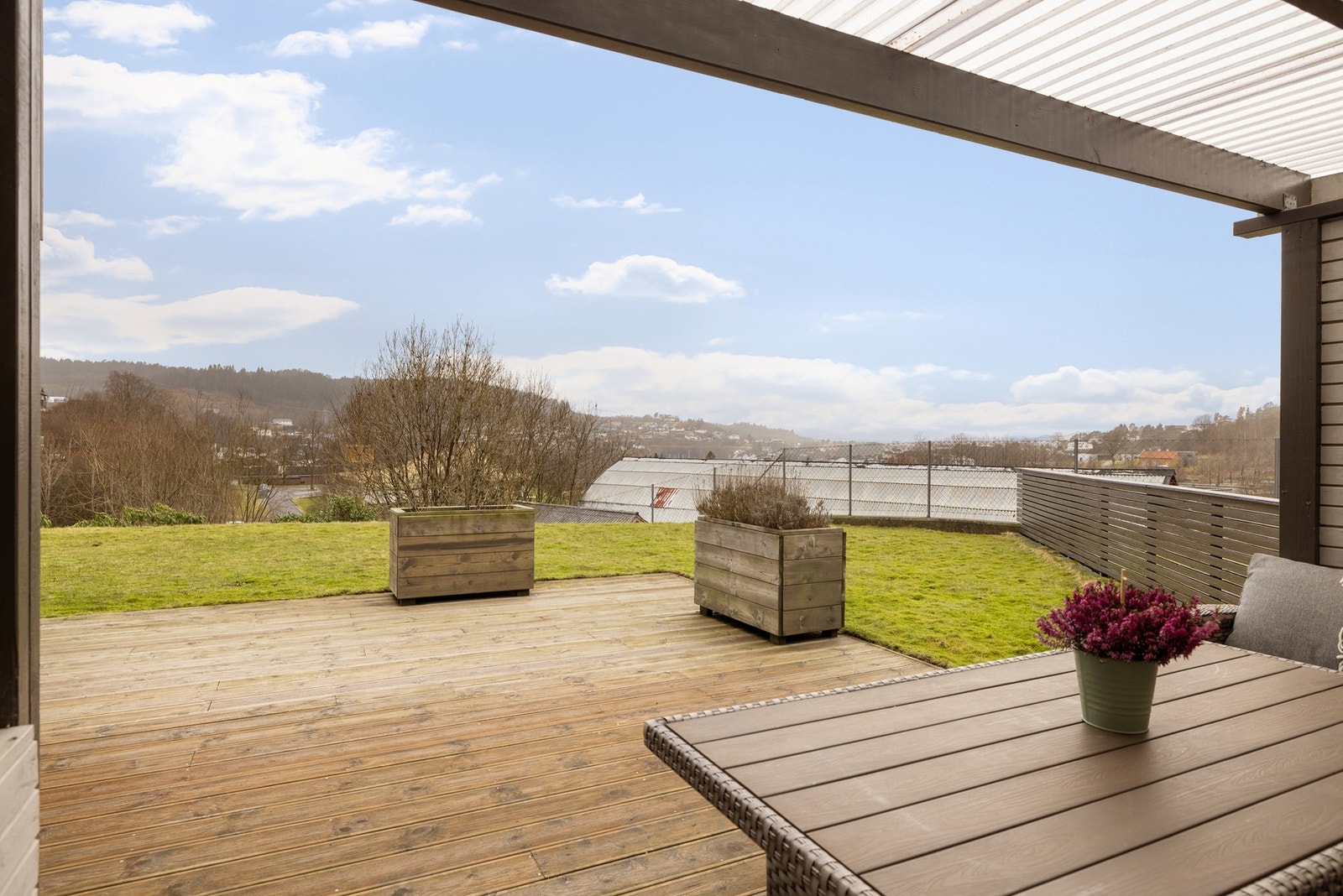 Da uteplassen er sørvestvendt er det svært gode solforhold på uteplassen fra tidlig på dagen til sent på kveldstid. Her finner en alltid en lun plass. Galleribilde