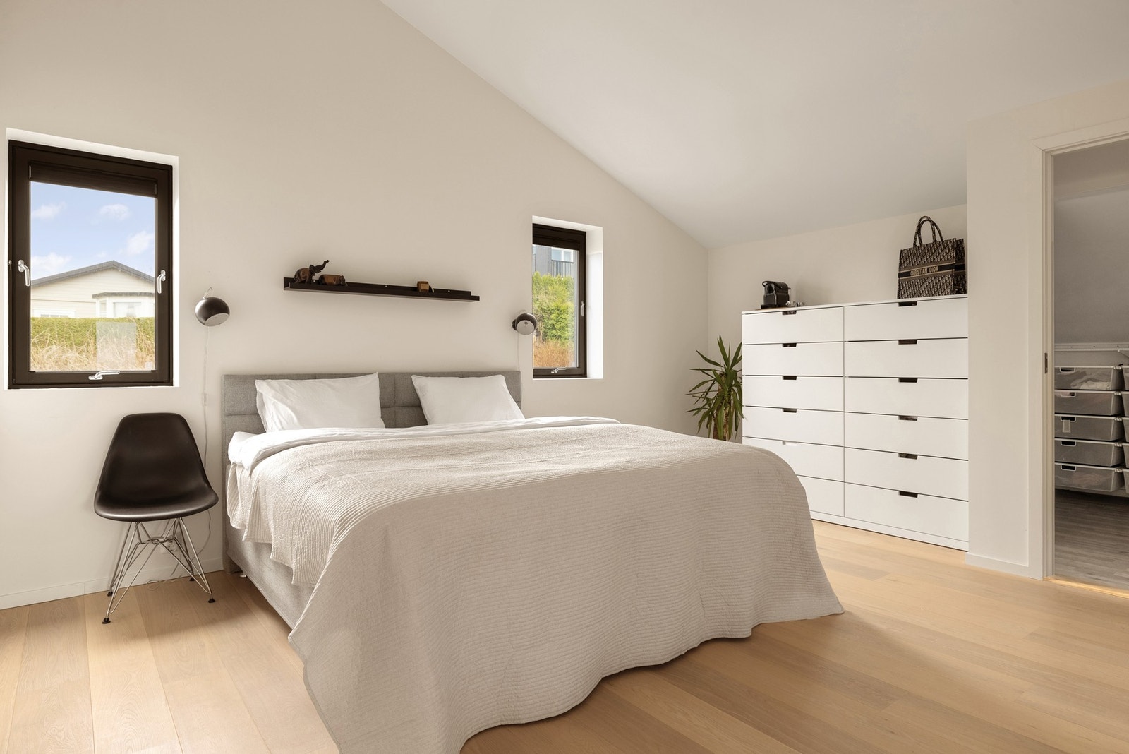 Hovedsoverommet måles til 16,6 kvm. og er i tilknytning et garderoberom som måles til 2 kvm. Galleribilde