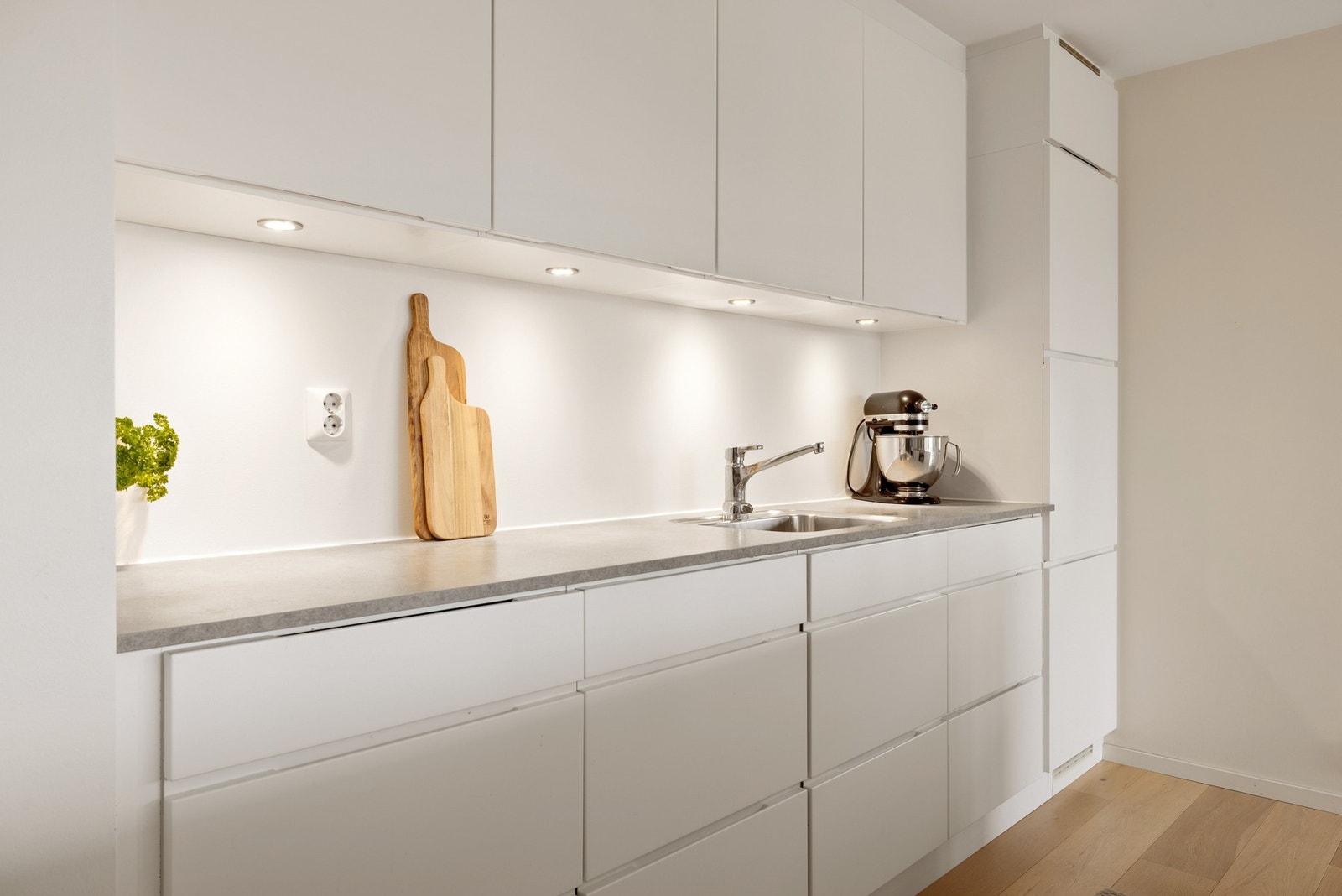 Kjøkkenet er utstyrt med følgende integrerte hvitevarer: Stekeovn, platetopp, oppvaskmaskin og kjøleskap/frys. Galleribilde