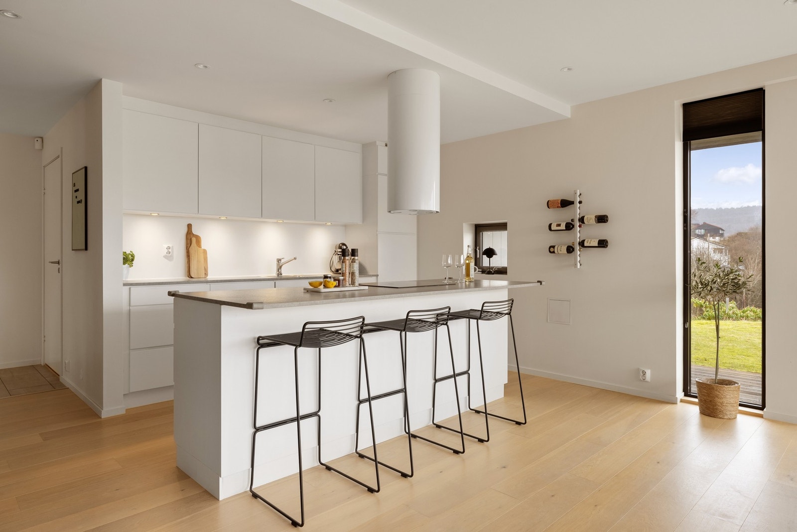 Godt med oppbevaringsplass i skuffer og skap, og arbeidsplass på den sosiale kjøkkenøyen - hvor det også er mulig å ha sitteplasser. Galleribilde