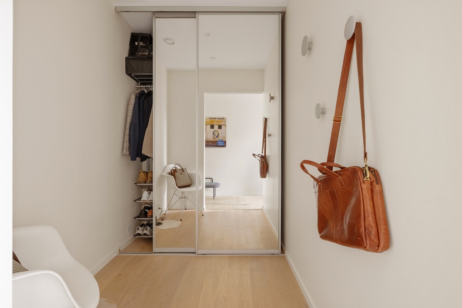 Hallen har tilknytning til et garderoberom som måles til 4,3 kvm. og som har god plass til oppbevaring til yttertøy av sko. Galleribilde