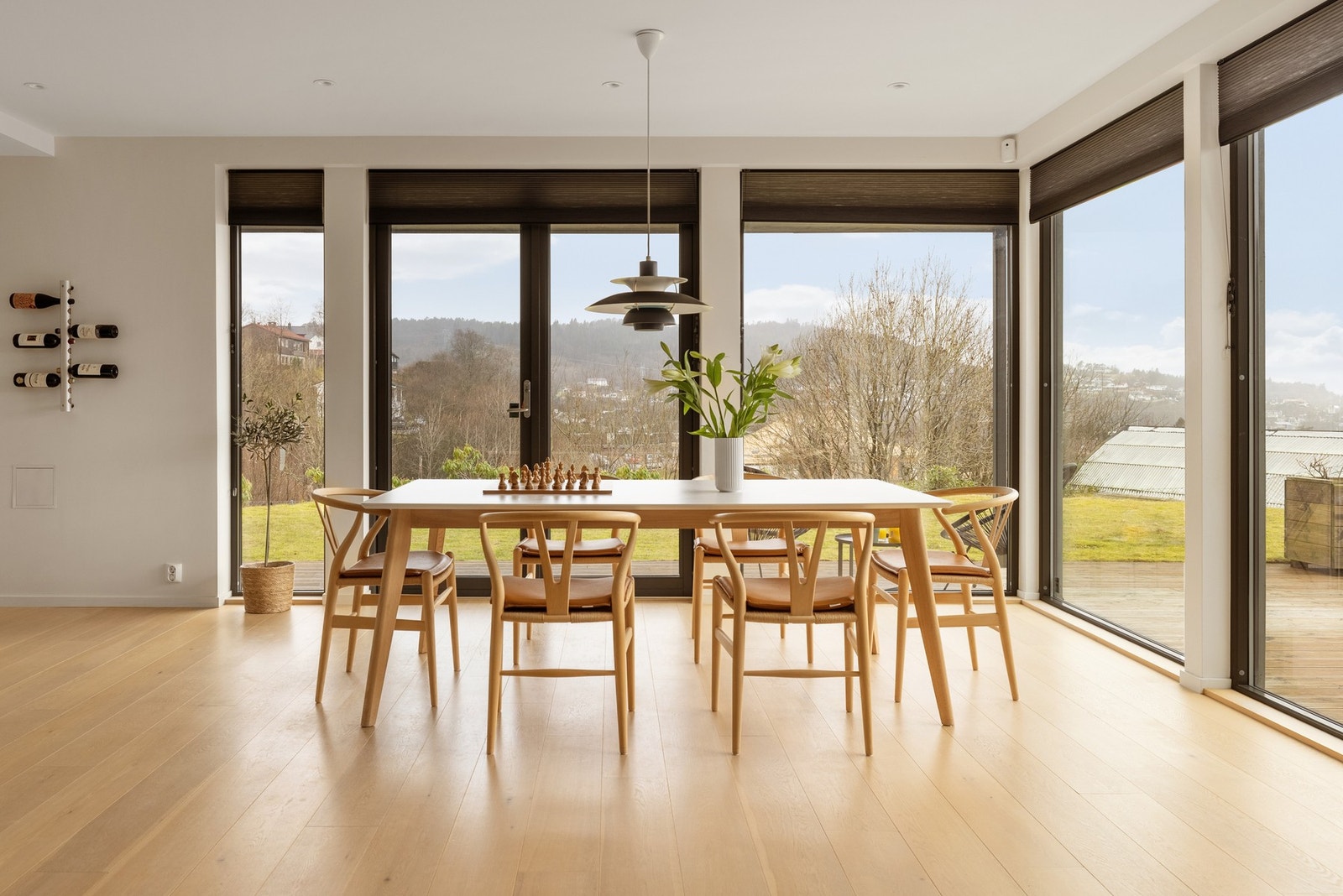 Det er god plass både til sofakroken og et spisebord av god størrelse. Her har dere plass til alle. Galleribilde