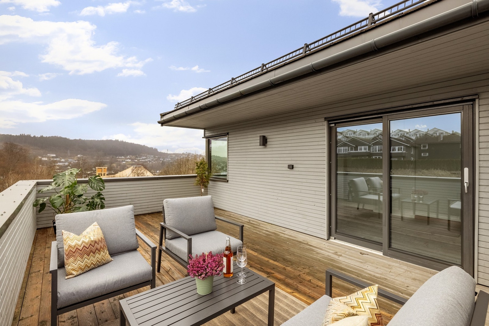 I denne etasjen er det også en uteplass. Her er en i le for nordavinden. Galleribilde