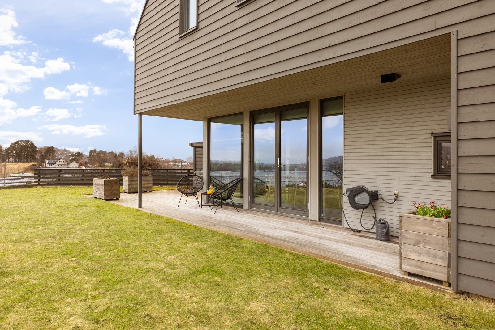 Vi beveger oss ut til terrassen og hagen. Solrike utearealer. Galleribilde