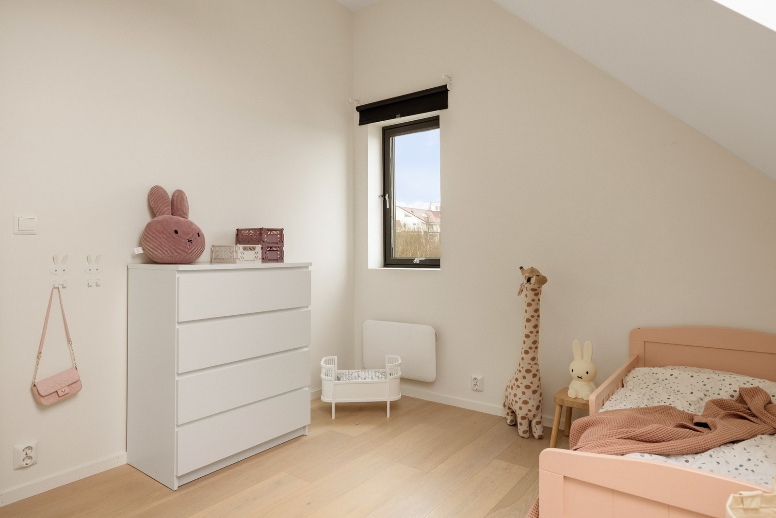 Her er det også god plass til seng, nattbord og garderobe. Galleribilde