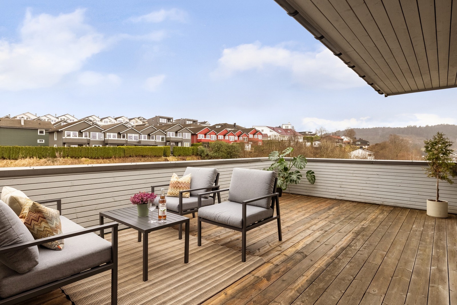 Det er god plass til å møblere med det som er ønskelig av hagemøbler. Galleribilde