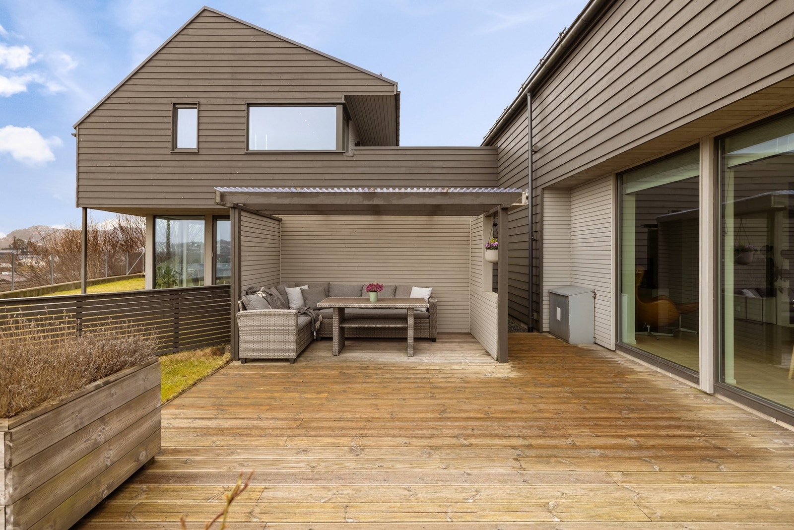 Her er det god plass til å møblere med det som er ønskelig av hagemøbler og aktiviteter på terrassen, pergolaen og den store hagen. Galleribilde