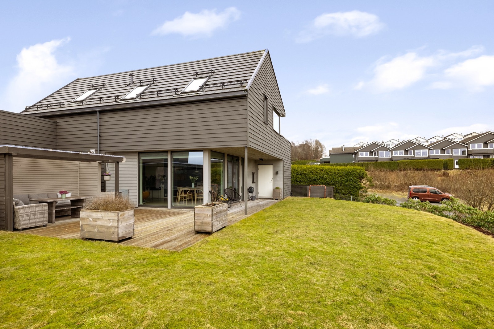 En uteplass de fleste familier drømmer om! Lettstelt og med adkomst rett fra stuen. Galleribilde