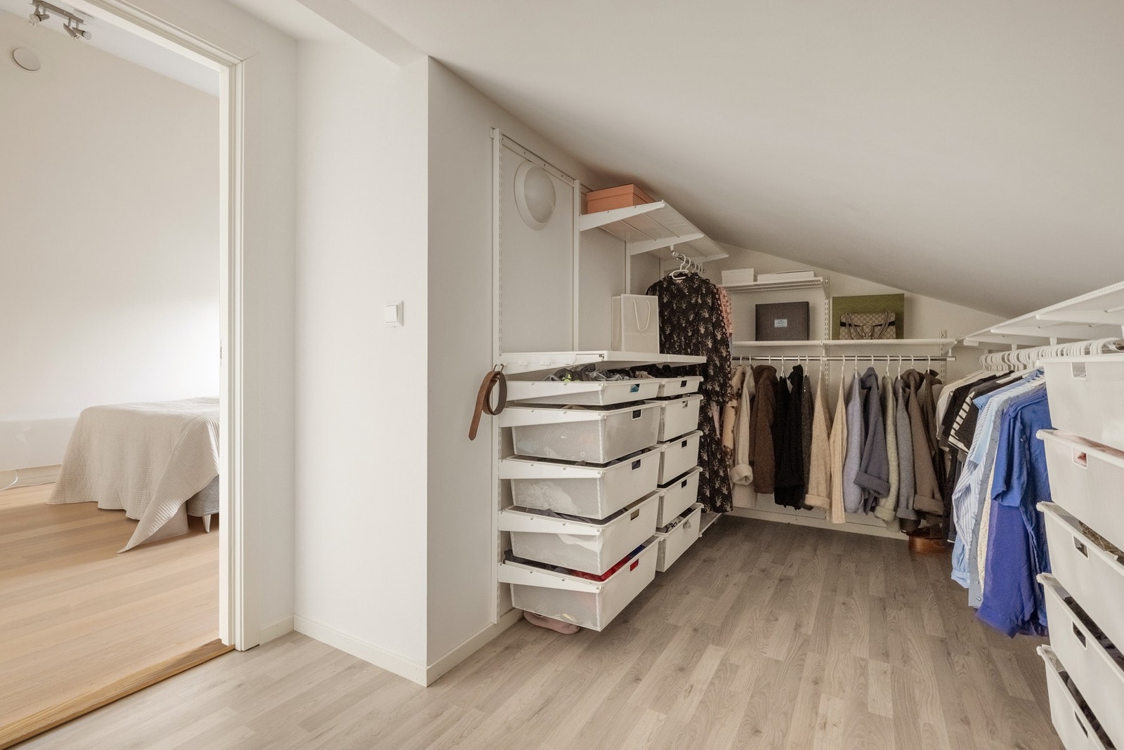 Her er det god plass til en stor seng med nattbord på hver side, og godt med oppbevaringsplass i garderoberommet. Galleribilde