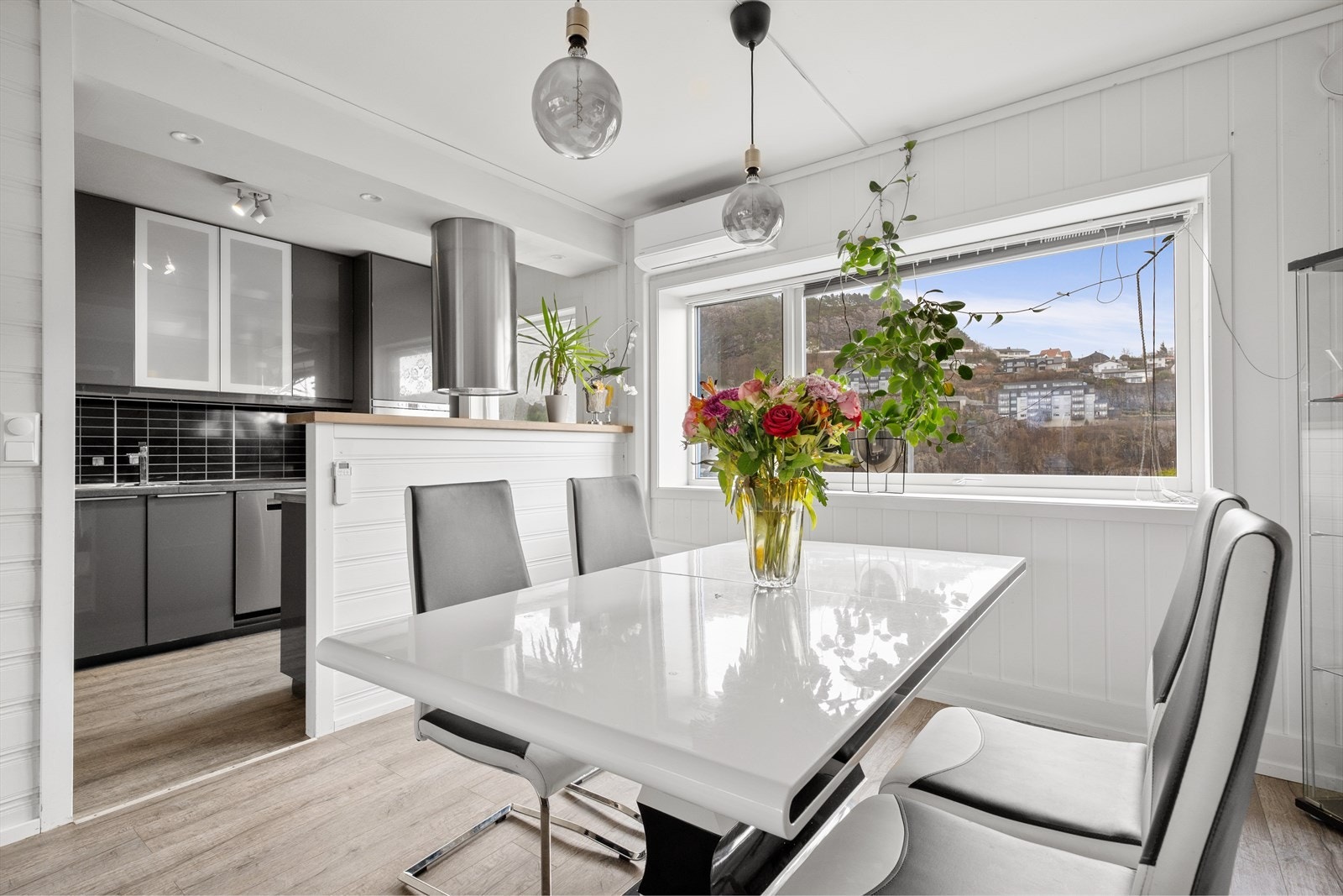 Kjøkkenet er delvis adskilt fra stuen, men likevel åpent mot det som naturlig blir en spisestue. Galleribilde