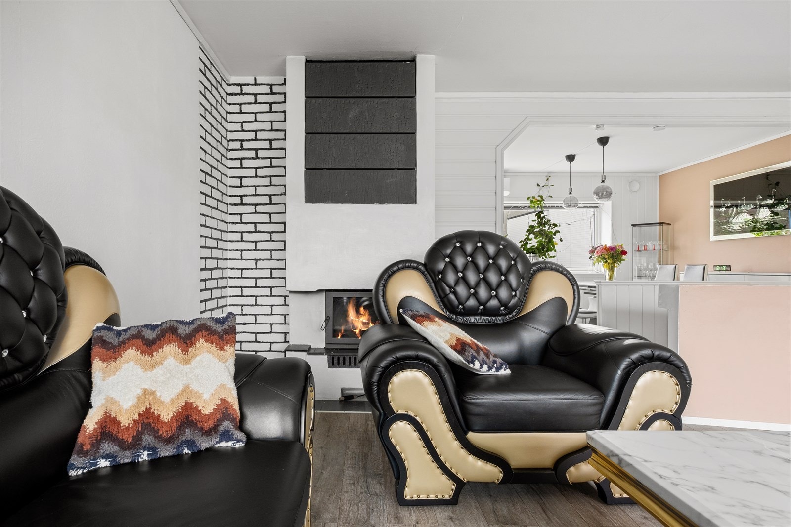 Koselig peis i stuen i tillegg til varmepumpe. Galleribilde