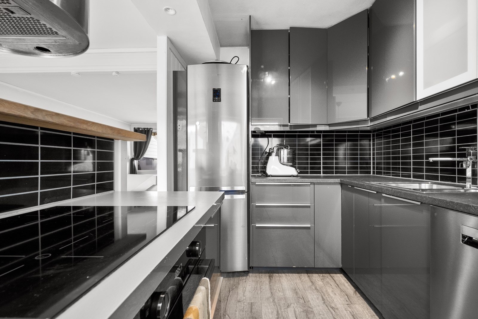 Praktiske backsplash-plater mellom benkeplate og overskap. Galleribilde