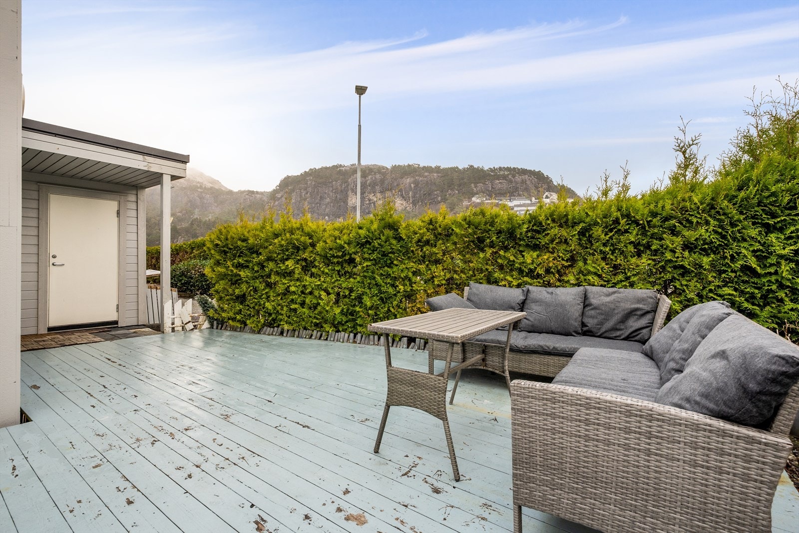 Praktisk endebeliggenhet med ekstra terrasse på fremsiden av huset. Galleribilde