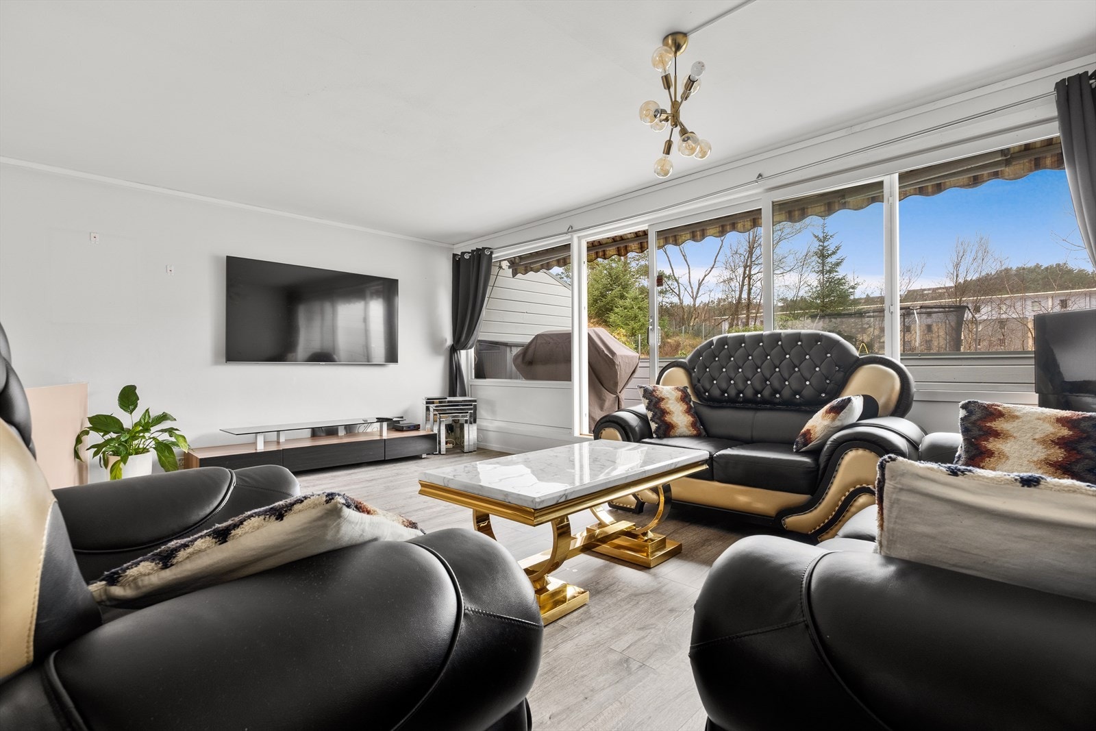 Det er god plass til stor sofagruppe i stuen. Galleribilde