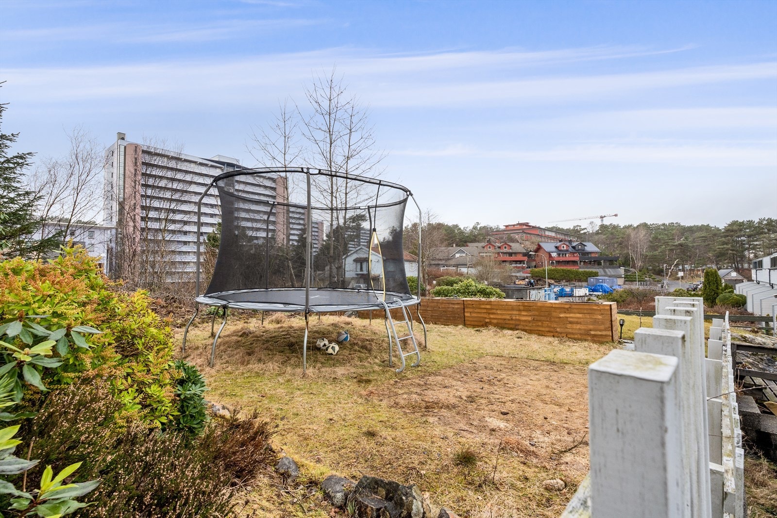 God plass til trampoline i hagen. Galleribilde