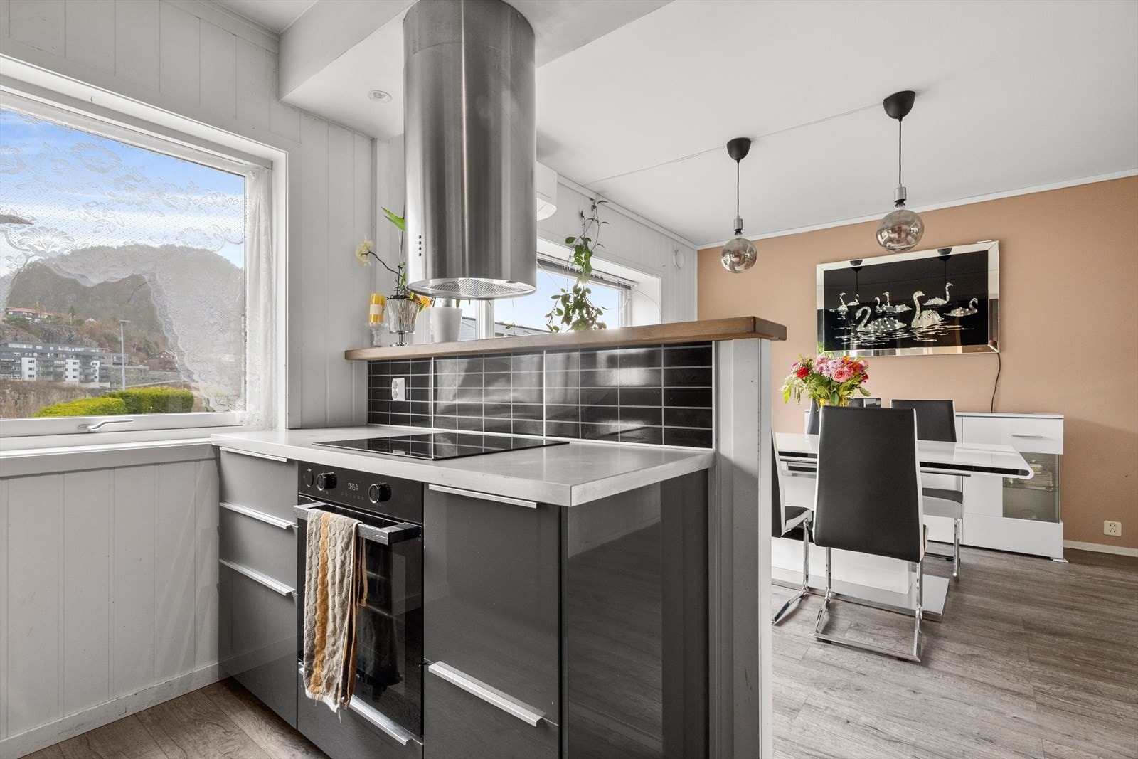 Komfyr og induksjonsplatetopp er integrert. Galleribilde