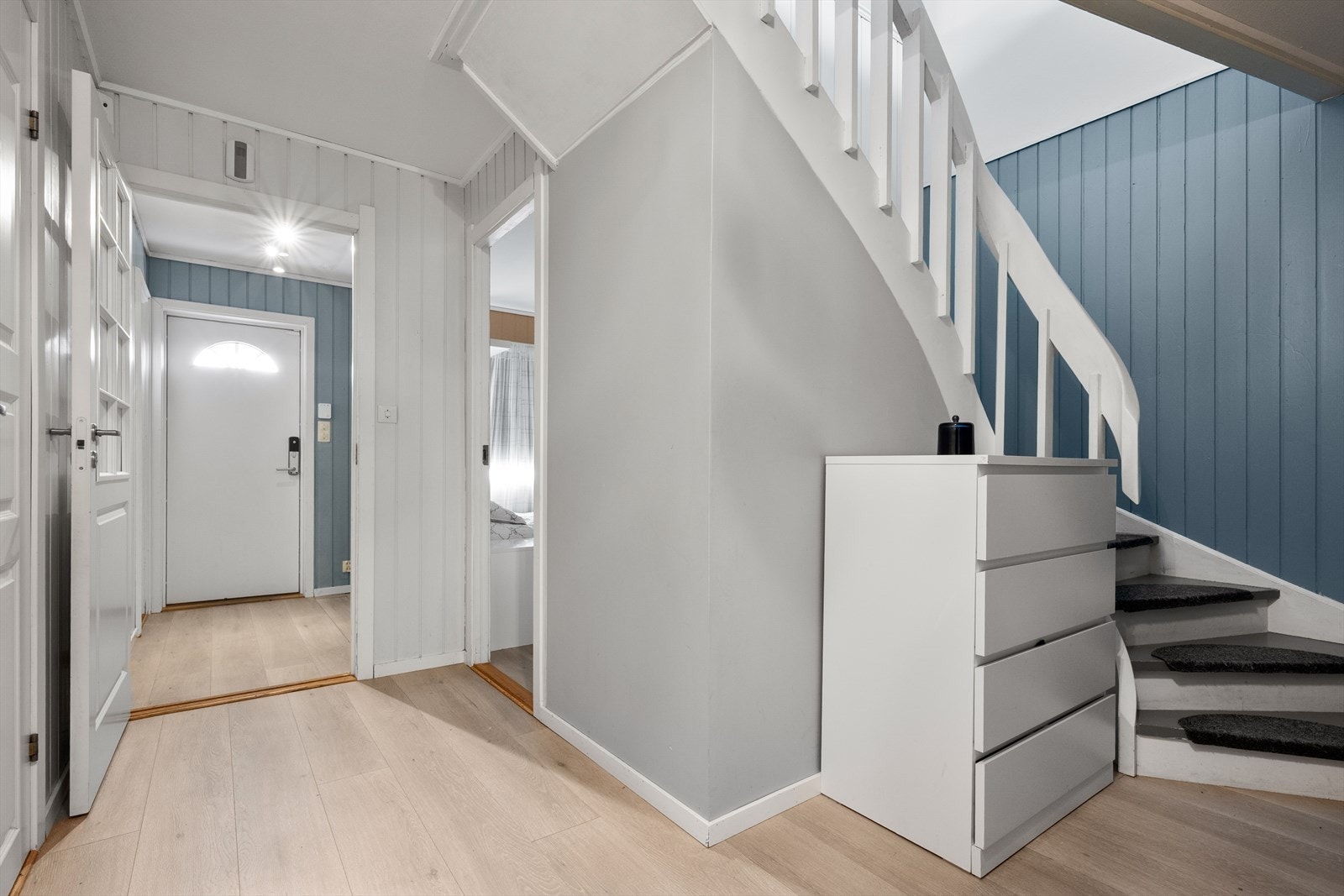 Fin, lys 1-stavs laminat og moderne farger på veggene. Galleribilde