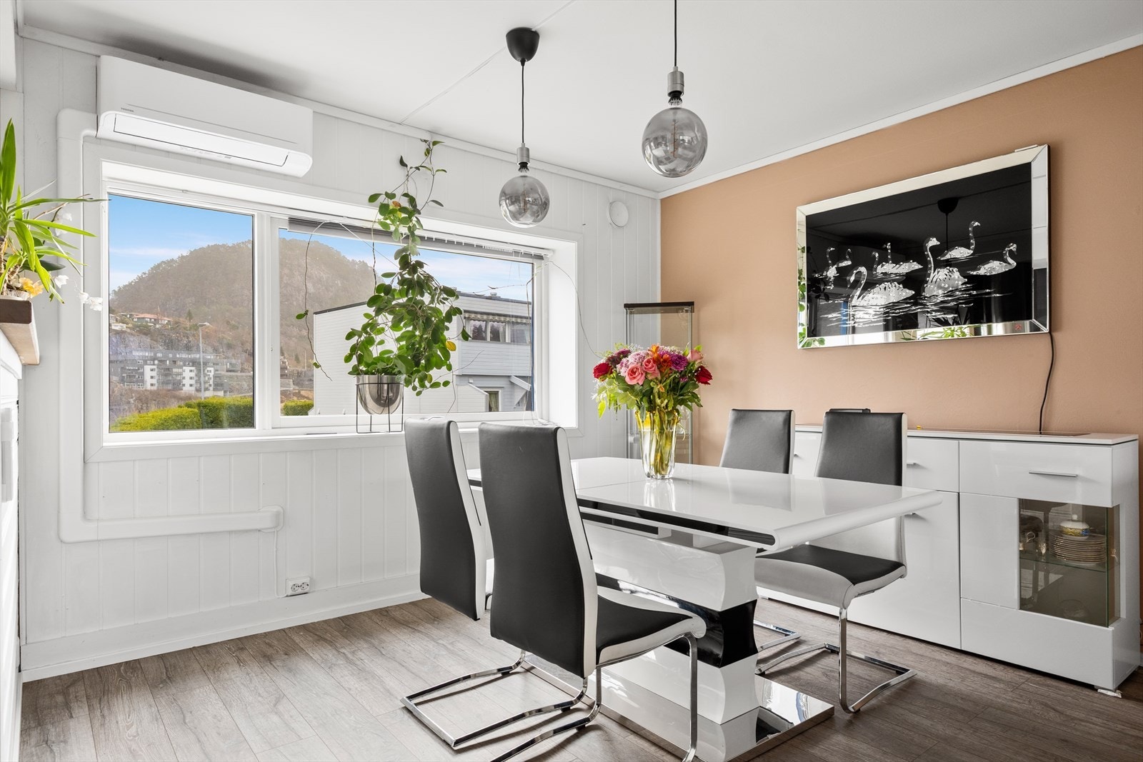 Ny varmepumpe er installert i 2026. Det er god plass til stort spisebord mellom stue og kjøkken. Galleribilde