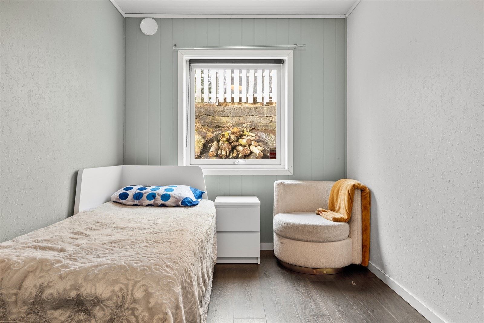 Det er god plass til dobbeltseng, nattbord og garderobe. Galleribilde