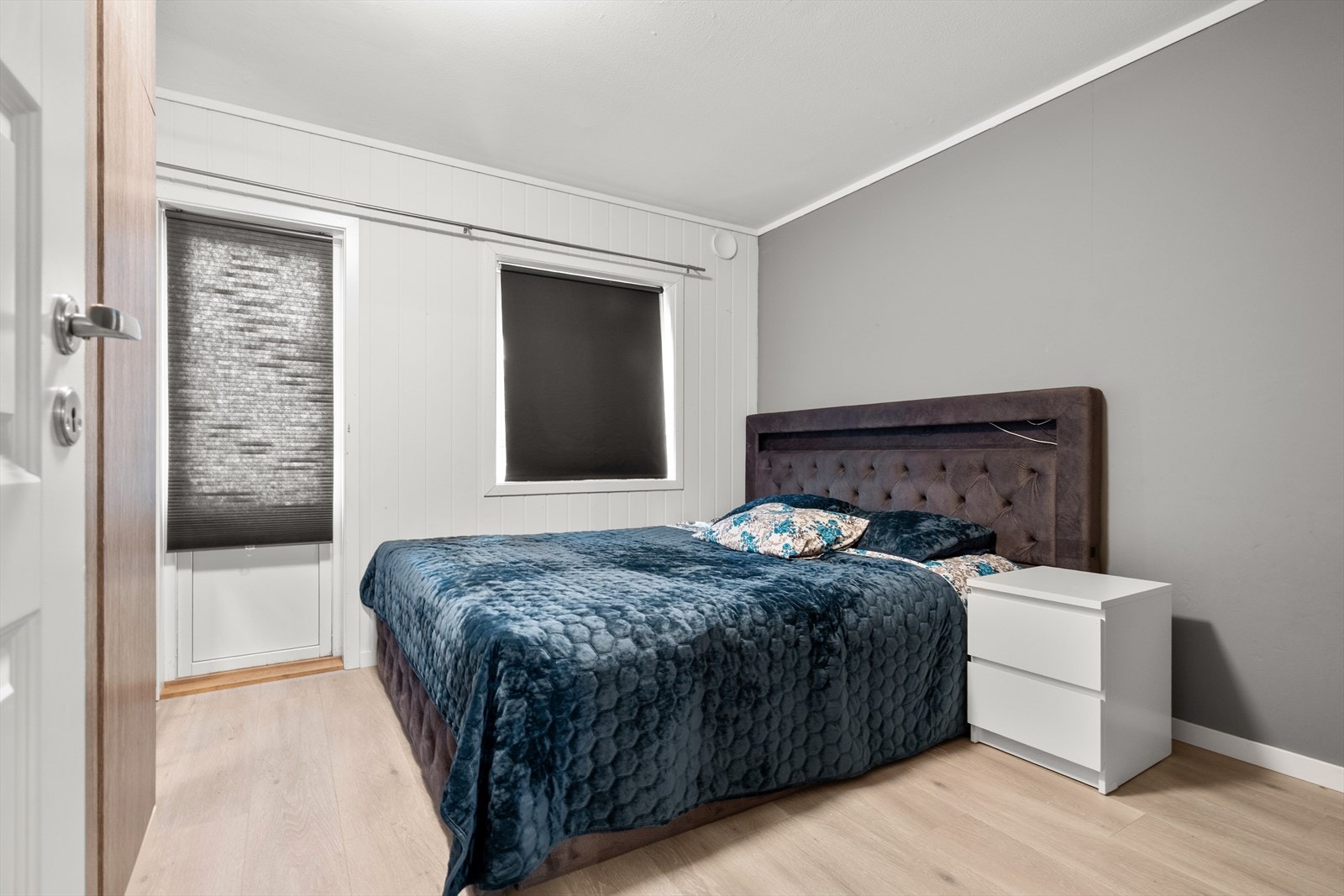 Fra hovedsoverommet er det dør ut til hagen. Galleribilde