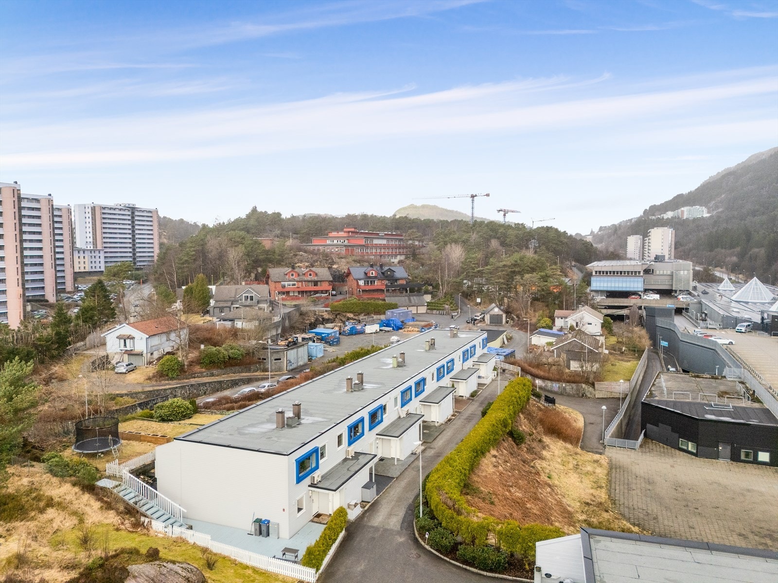 Med en svært sentral beliggenhet har du Vestkanten Storsenter som nærmeste nabo. Galleribilde