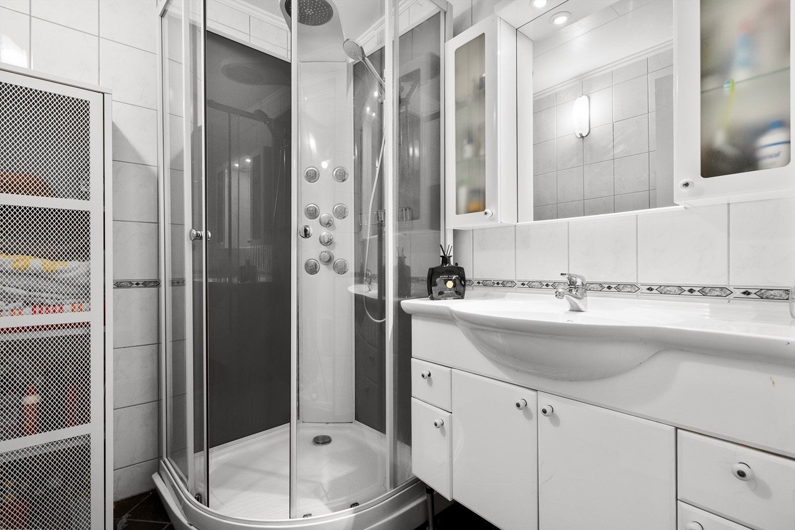 Badet er helfliset med varmekabler i gulvet. Galleribilde