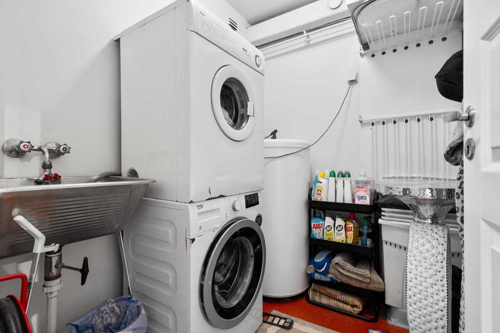 Her har du vaskerom, bad og toalettrom vegg i vegg. Galleribilde