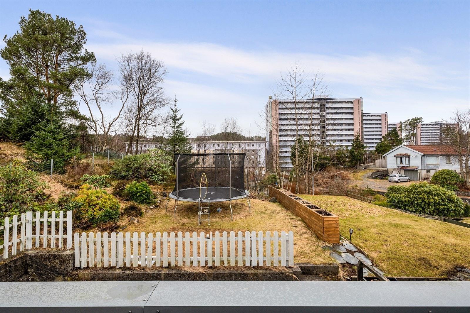 Fra balkongen har du god oversikt over ungene i hagen. Galleribilde