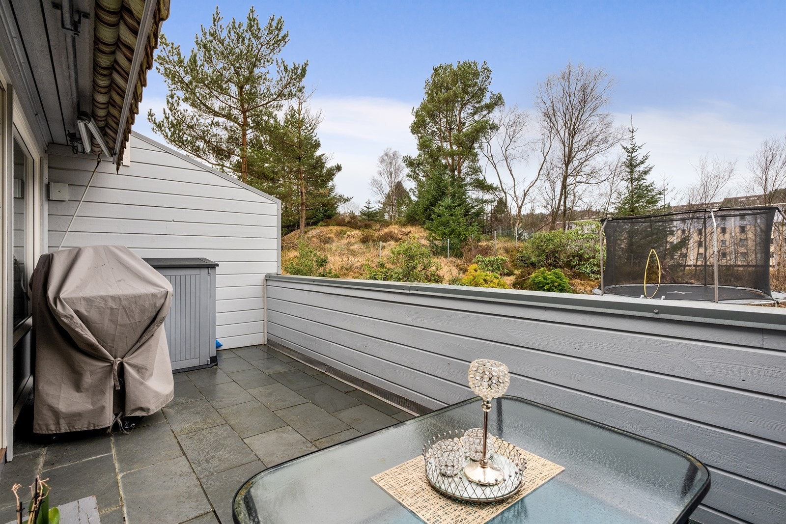 Rekkehuset har flere solrike uteområder, blant annet balkongen med tilkomst fra stuen. Galleribilde