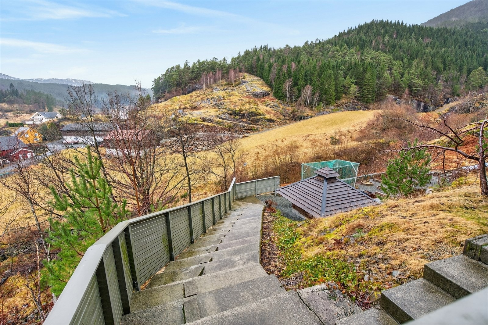 Fra terrassen og ned til hyggelig uteområde med grillhytte. Galleribilde