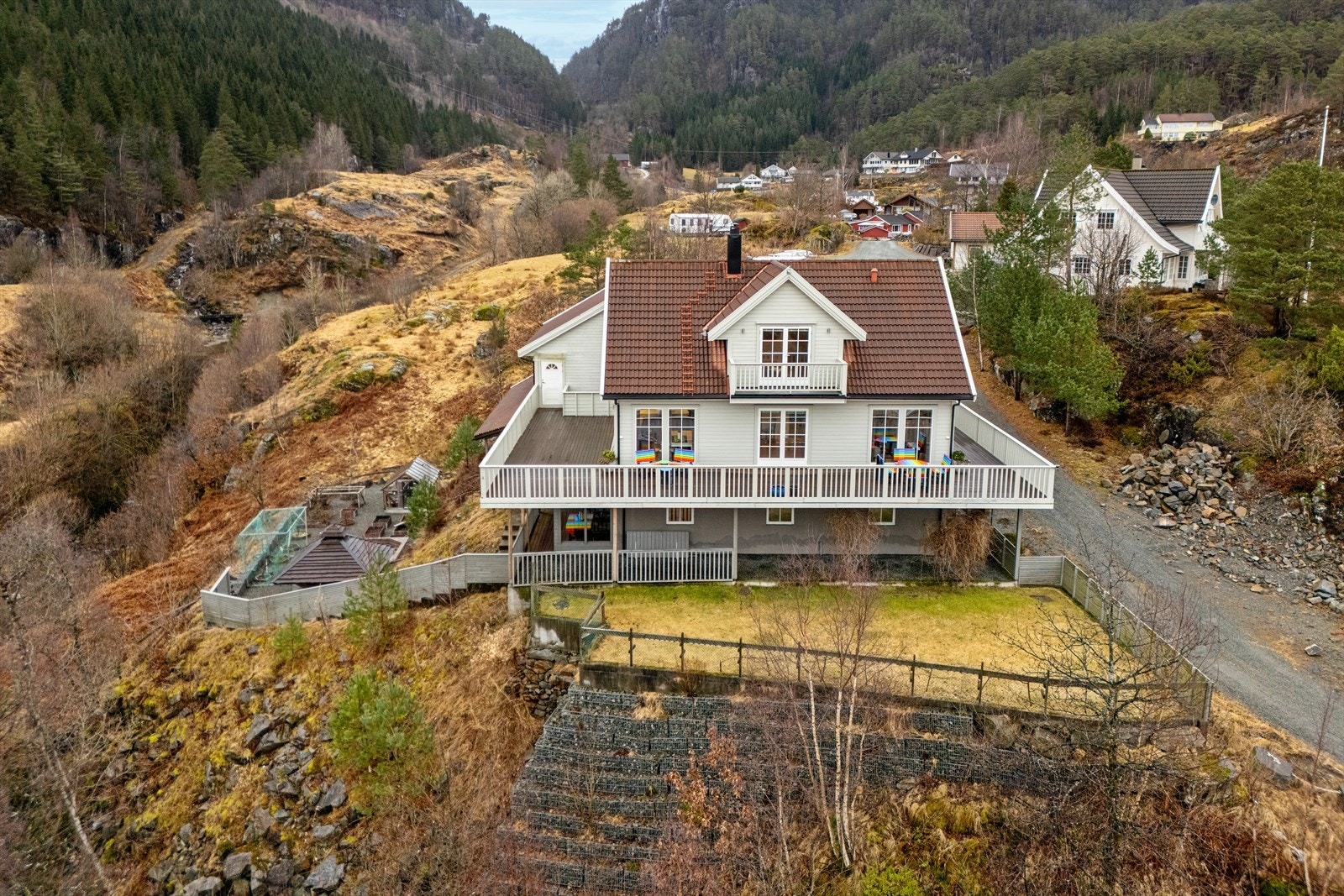 Eiendommen har et hyggelig uteområde med store terrasser, hage, jacuzzi og grillhytte. Galleribilde