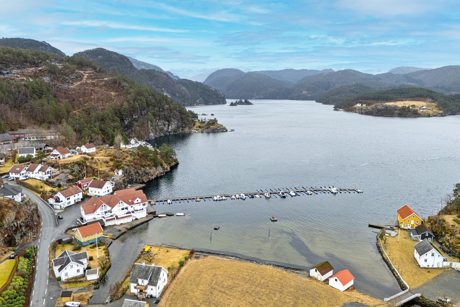 Det er kort vei til sjøen med hurtigbåtkai og båtplass i Marvik båtforening (leie av båtplass kan overdras direkte til kjøper). Galleribilde
