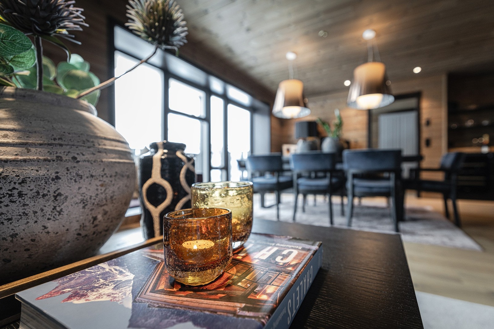 Leiligheten har store vindusflater i oppholdsrom som gir god med naturlig lys inn i stua kombinert med flott utsikt! Galleribilde