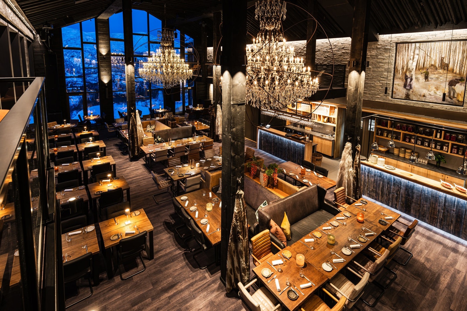 Hovedbygget på Skigaarden har tre spisesteder og en medlemsklubb. Kortreiste smaksopplevelser og spesielle vinopplevelser fra Skigaardens egne vinkjeller på 500 kvm. Galleribilde