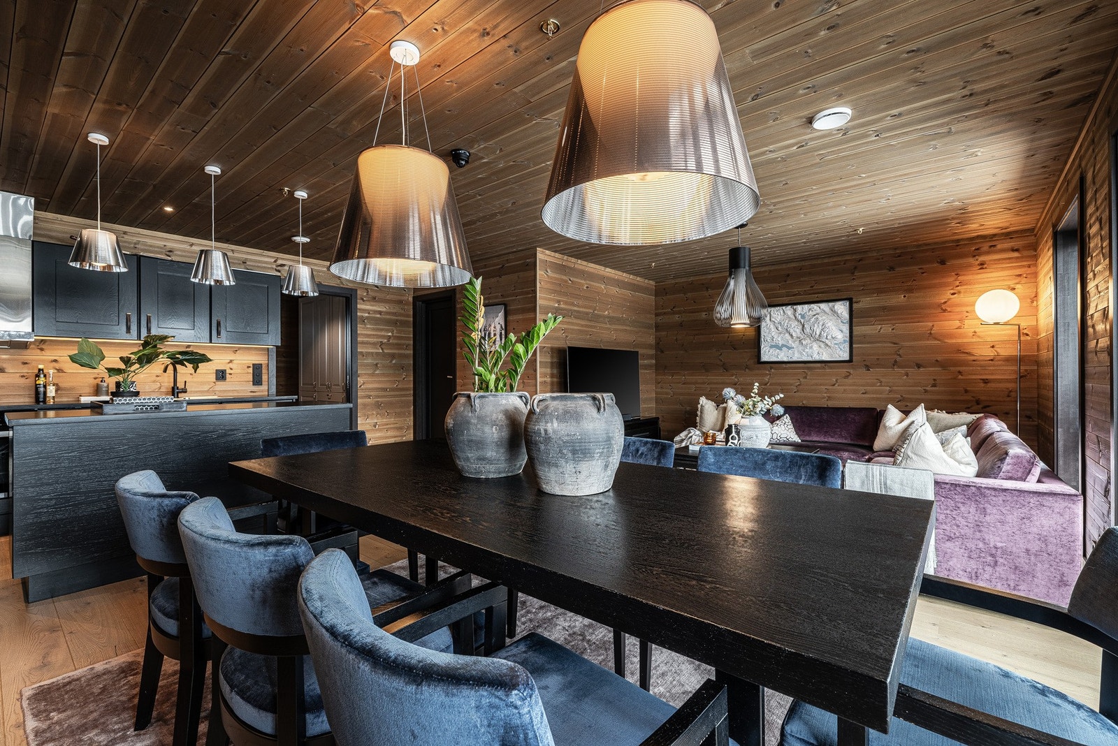 Innbydende spiseplass med panoramautsikt og rikelig lysinnslipp fra generøse vindusflater Galleribilde