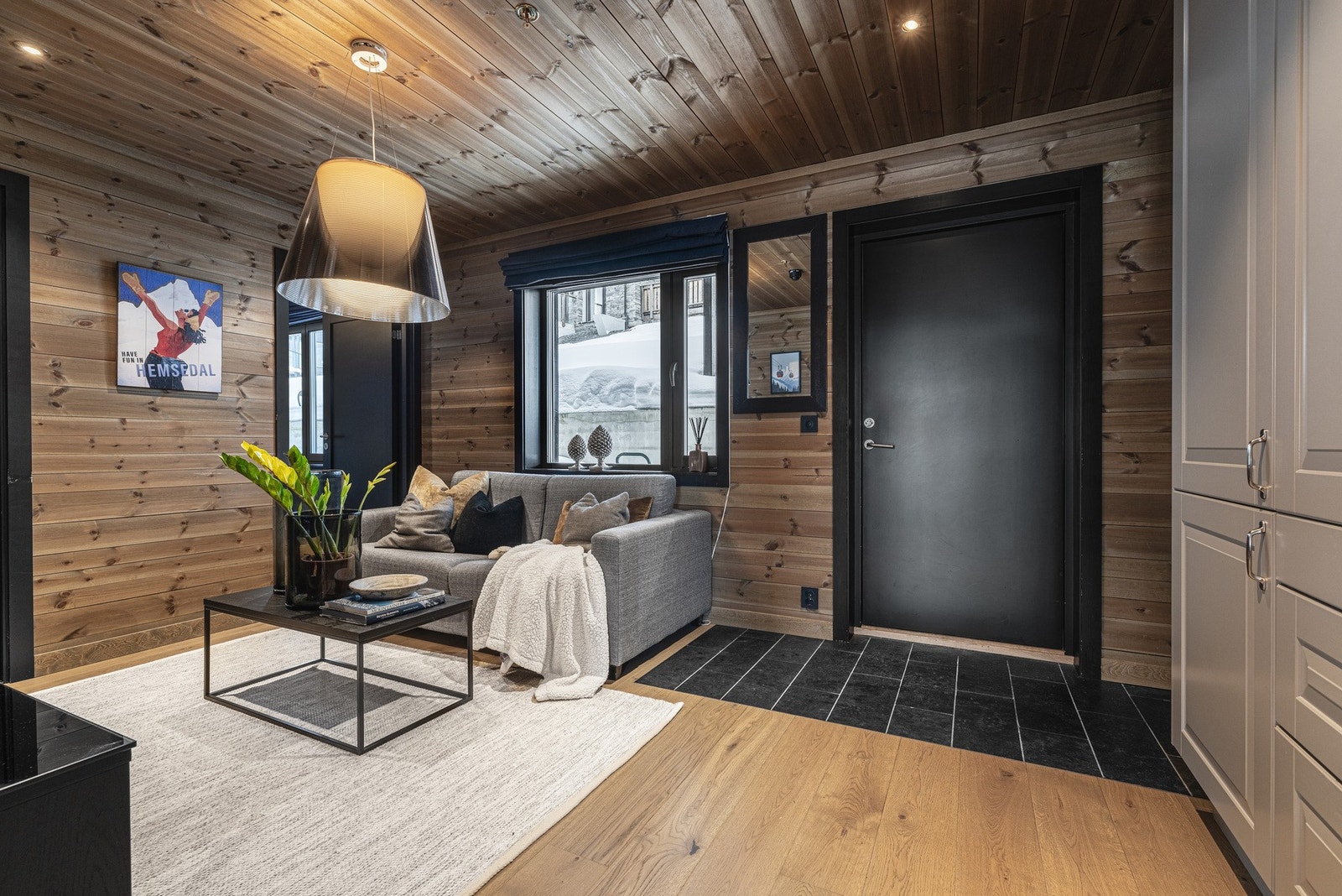 Velkommen inn! Ta av yttertøyet i sportsboden og kom rett inn i leiligheten i tøflene. Galleribilde