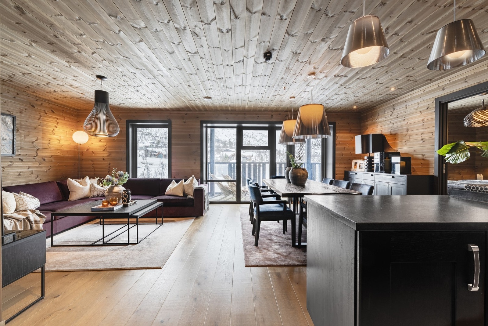 Elegant stue med panoramautsikt mot Hemsedalsfjella og direkte adkomst til solrik terrasse. Galleribilde