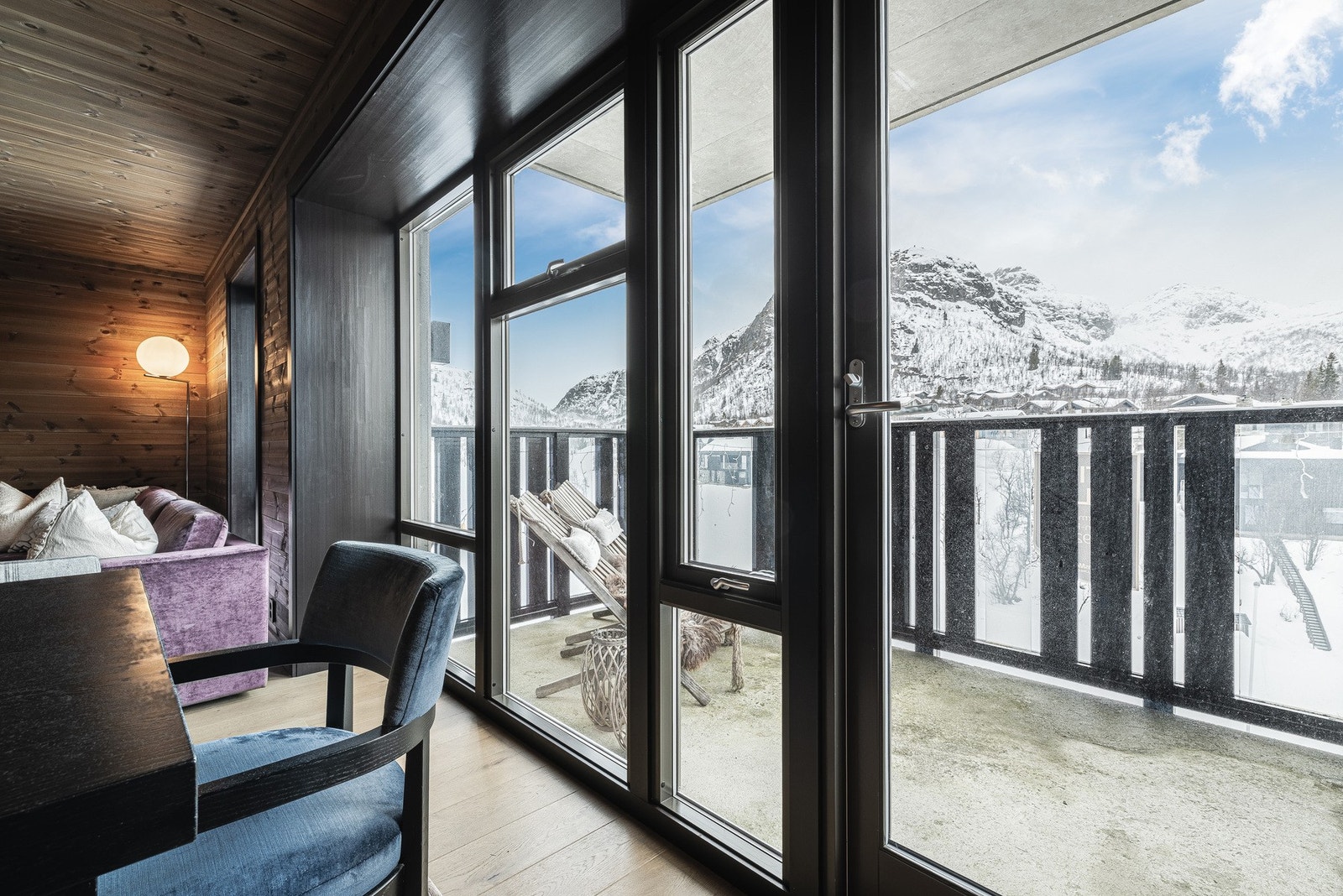 Lys og luftig stue med flott utsyn mot Hemsedalsfjella og direkte utgang til terrasse. Galleribilde