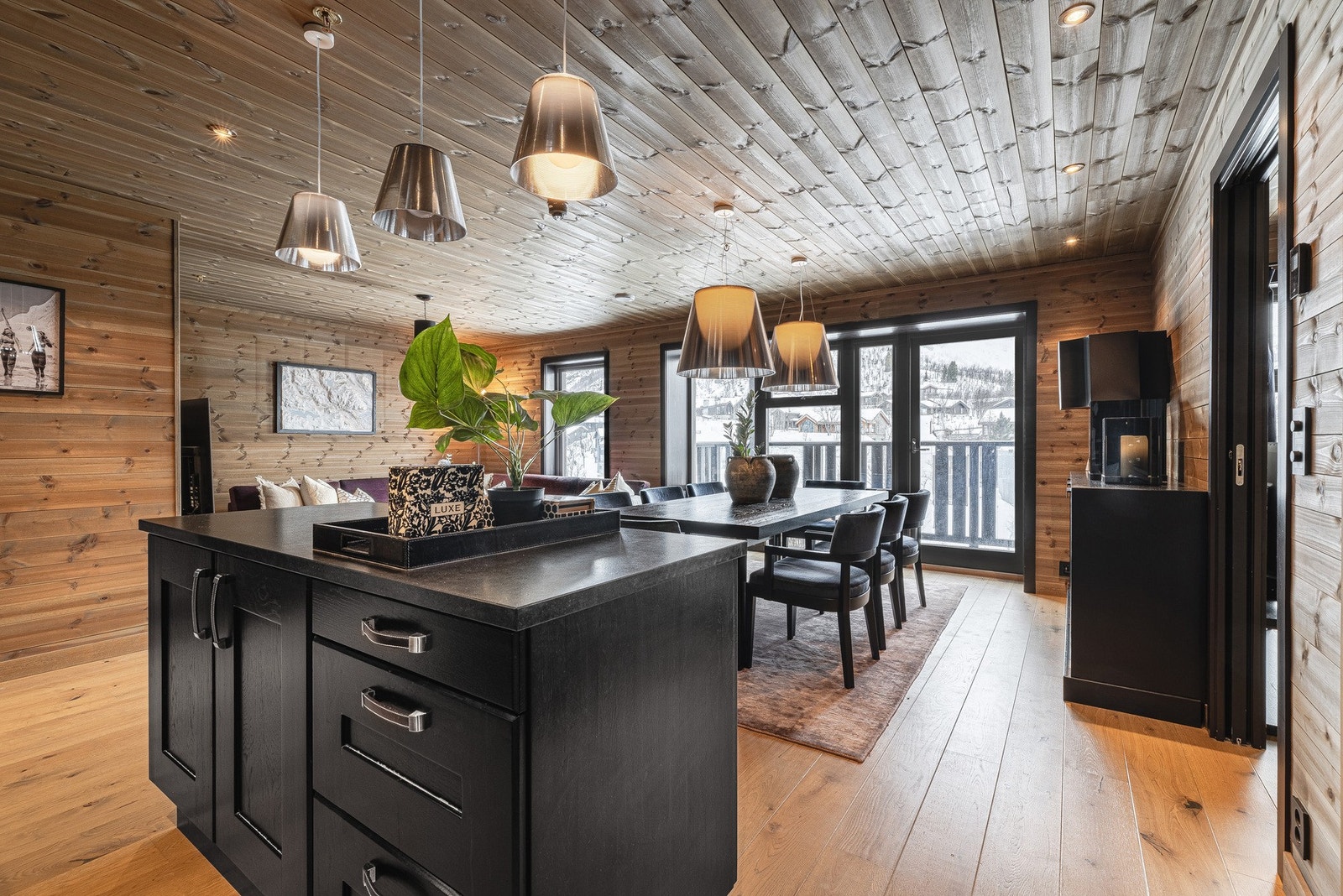 Stort, åpent kjøkken med god plass til sosial matlaging og samvær. Galleribilde