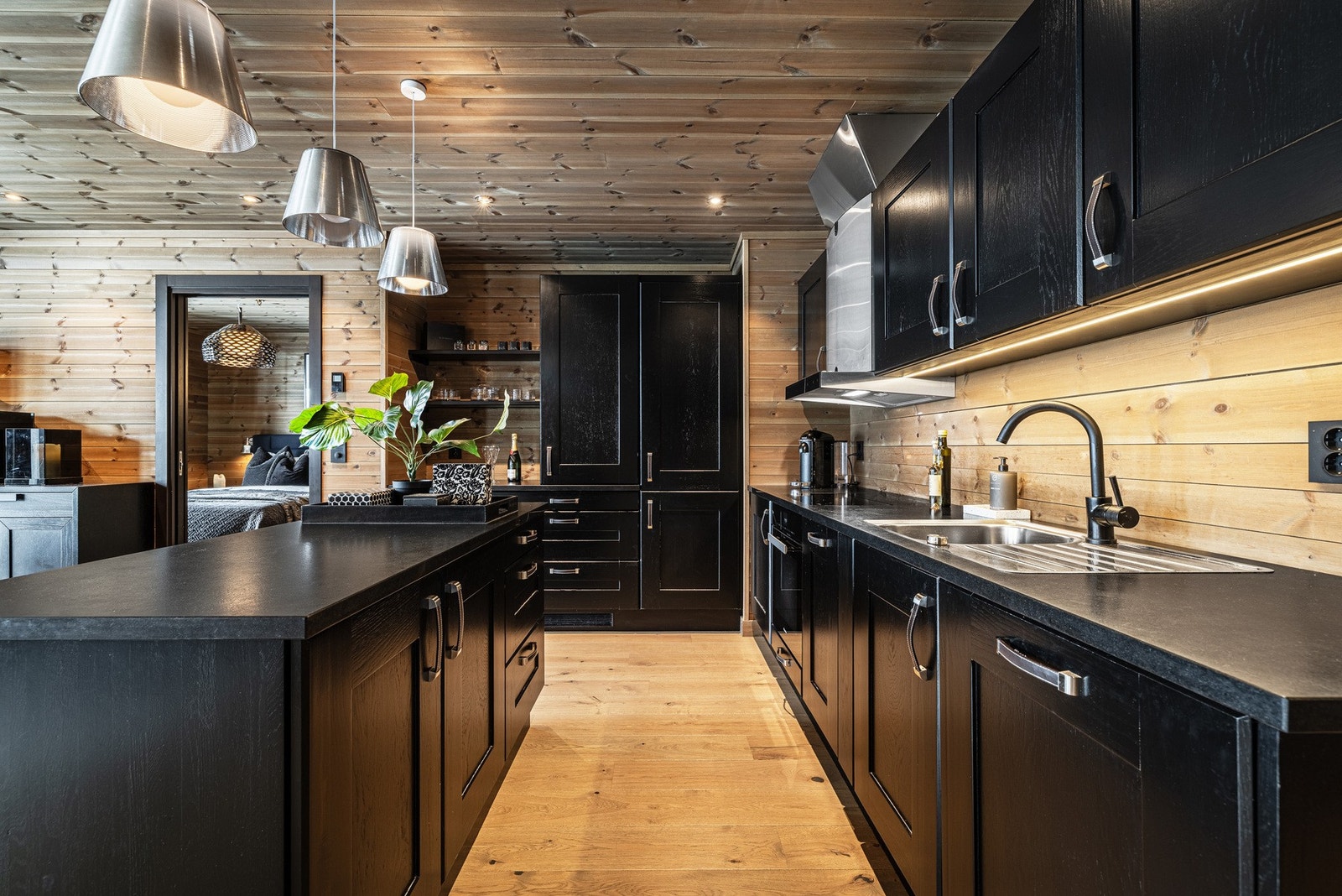 Stilrent kjøkken i tidsriktig mørk tone som gir en god fjellfølelse kombinert med god funksjonalitet. Galleribilde