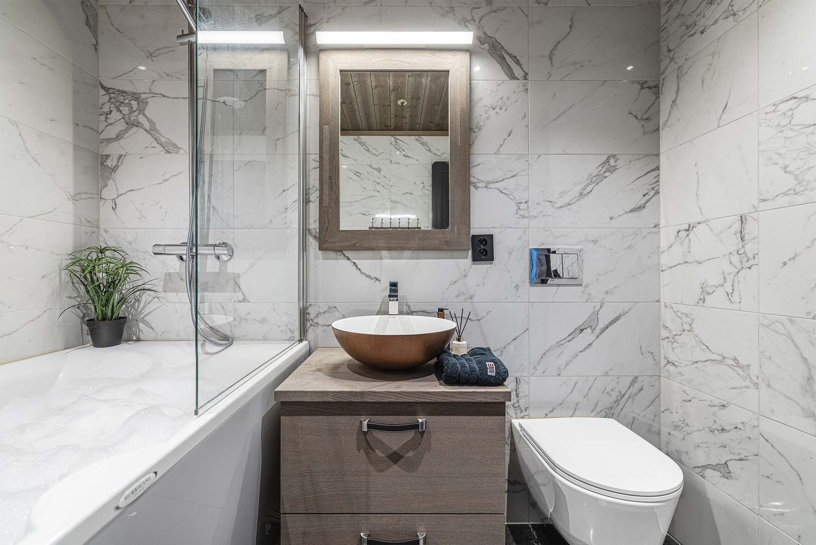 Lekkert hovedbad med badekar og delikate overflater Galleribilde