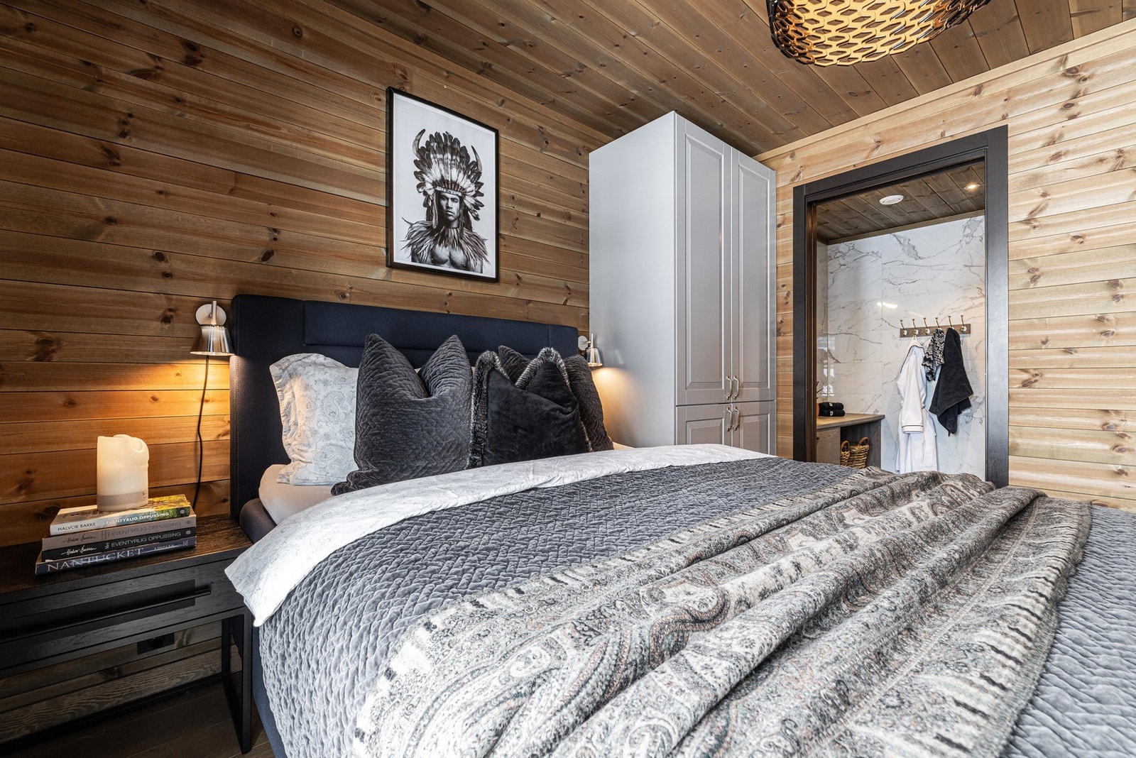 Stilrent hovedsoverom med utsikt og en-suite bad for ekstra komfort Galleribilde