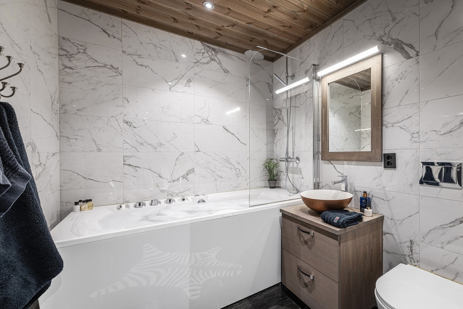 Stilrent hovedbad med badekar - en privat og avslappende spa-atmosfære Galleribilde