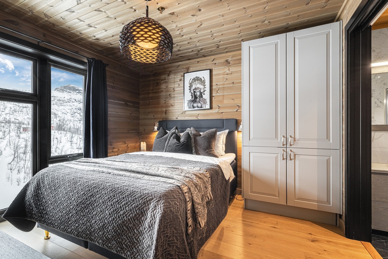 Hovedsoverom med skapplass hvor du våkner til en flott fjellutsikt! Galleribilde