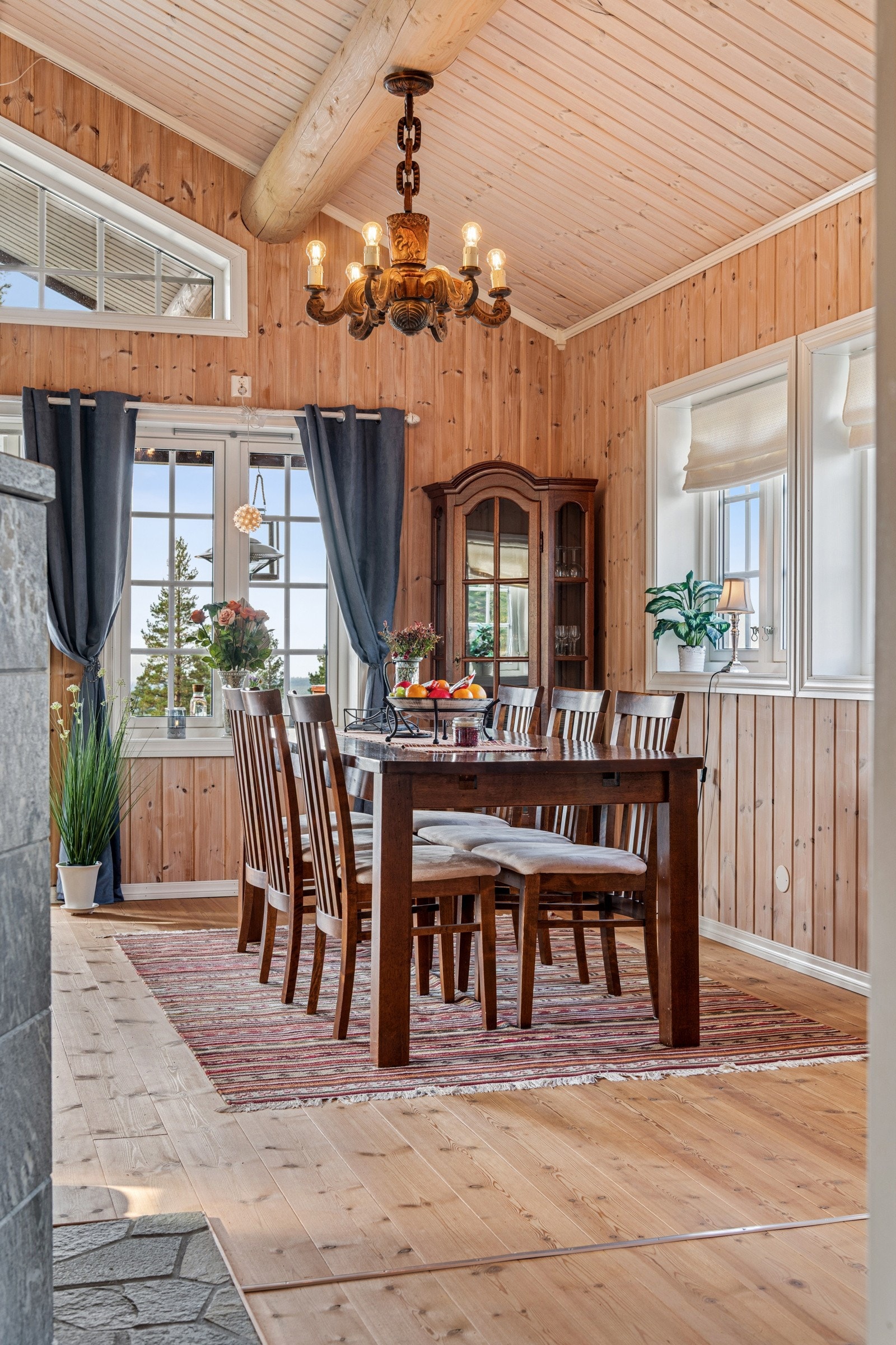 Dagens spisestue har har god plass for å inviter både familie og venner til hyggelige sammenkomster Galleribilde