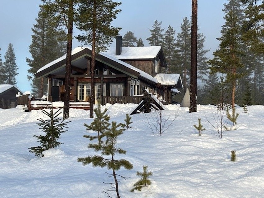 Hytta ligger på en stor tomt med fine solforhold og kort radius til alle aktiviteter på Furutangen. Galleribilde