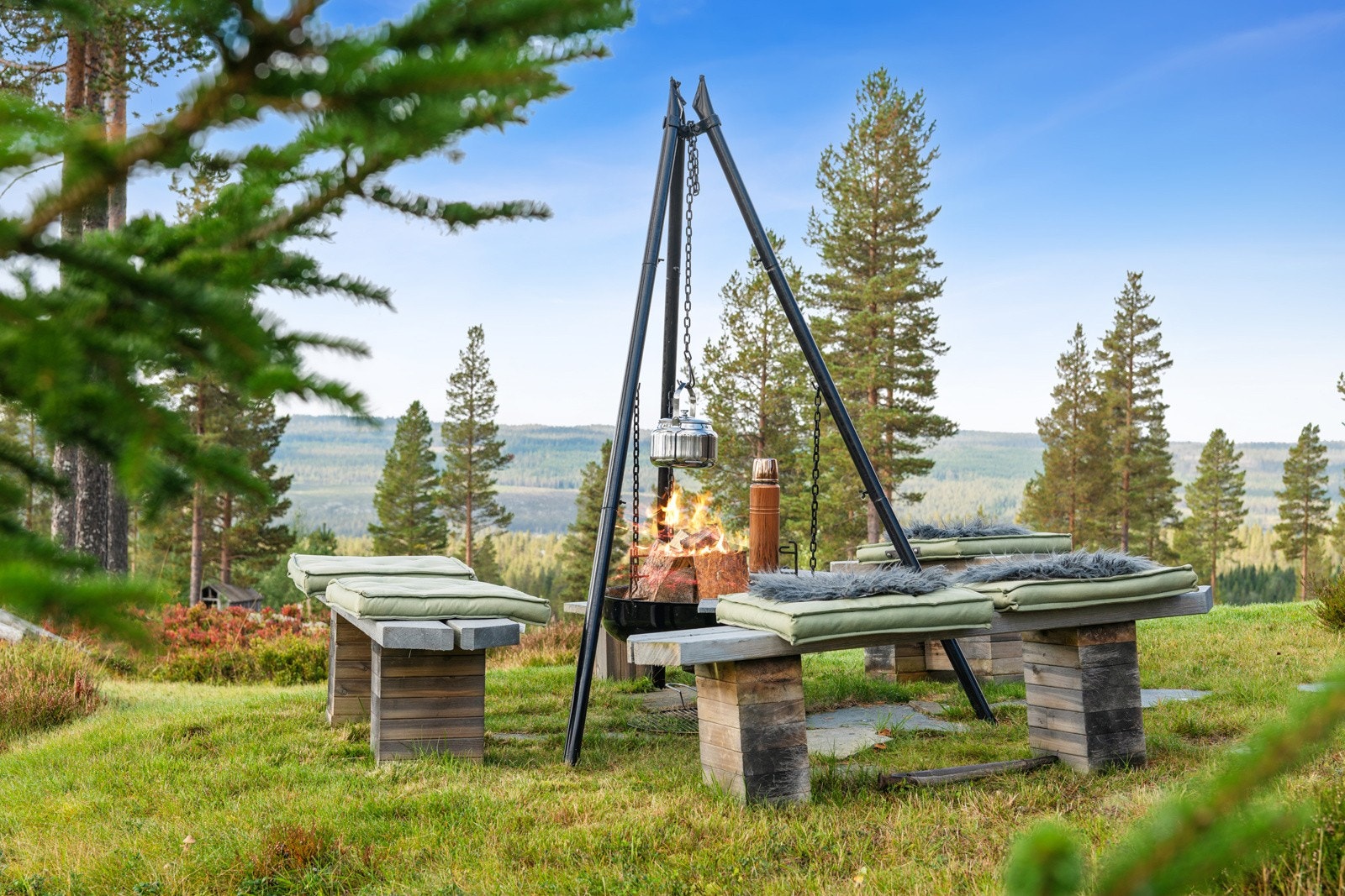 Utenfor hytta har selger en stor og dels overbygd terrasse, samt tilrettelagt bålpanneplass hvor man kan kose seg hele året. Galleribilde
