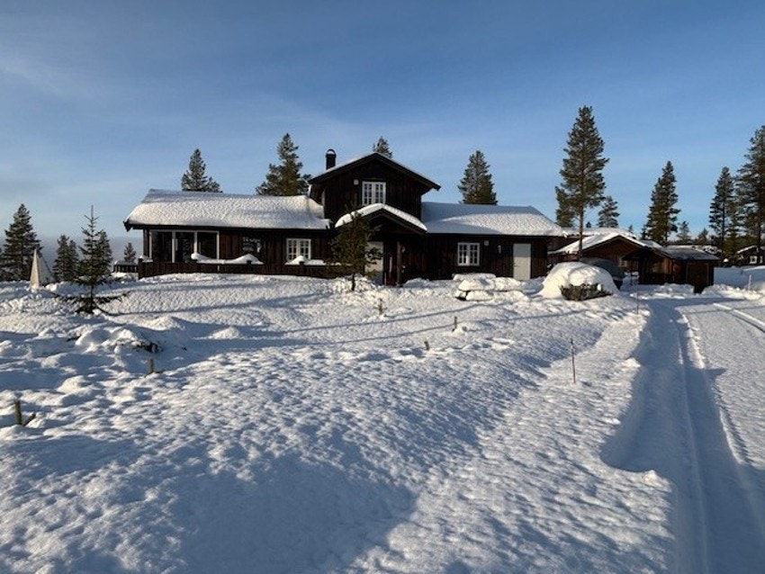 Velkommen til denne velholdte, romslige og koselige hytta øverst på Furutangen i Øvre Støresåsveien 1! Galleribilde